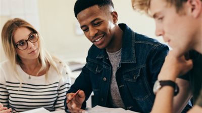 «لو معجبة» كيف تلفتين انتباه زميلك في 3 خطوات؟