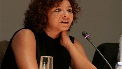 منى برنس صاحبة فيديوهات الرقص تفوز بجائزة صينية بسبب «القط المنتظر»