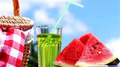 4 أطعمة ومشروبات خفيفة تساعدك في مواجهة موجة الطقس الحارة