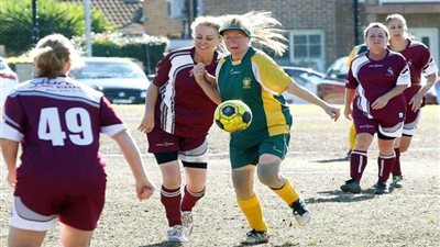 أكبر لاعبة في التاريخ تكشف سر استمرارها في الملاعب حتى سن الـ75 (صور)