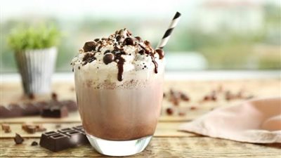 طريقة عمل مشروب الموكا البارد بالشيكولاتة بمكونات بسيطة في البيت