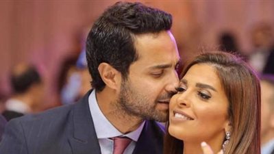 كريم فهمي يثير الجدل بإطلالة رومانسية مع زوجته على البحر (صور)