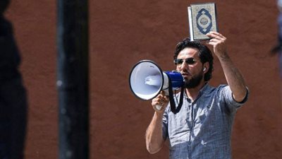 سلوان موميكا يدنس القرآن بالسويد للمرة الثانية وردود فعل غاضبة عربية وإسلامية (فيديو)