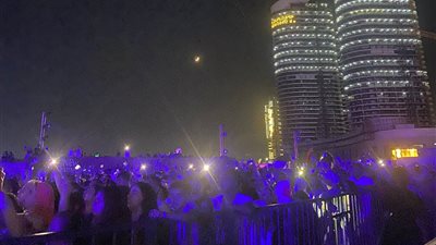 احتشاد الجماهير لحضور حفل تامر حسني في مهرجان العلمين (صور)