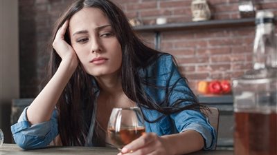 تفسير حلم شرب الخمر بدون ما أسكر في المنام للعزباء والمتزوجة والحامل والمطلقة