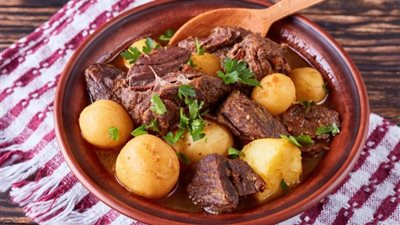 طريقة عمل كباب الحلة بالبطاطس من مطبخ الشيف نجلاء الشرشابي (فيديو)