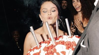 سيلينا جوميز تحتفل بعيد ميلادها 31 بالأحمر الناري (صور)