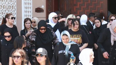 3 مشاهد من تشييع جنازة والد مي كساب وسر غياب يسرا (صور)