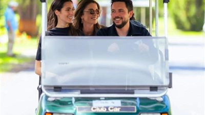 «حماتها قاعدة ورا» صورة الملكة رانيا خلف الأميرة رجوة تثير الجدل على فيسبوك