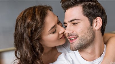 فتاة تفقد السمع بعد قبلة من حبيبها