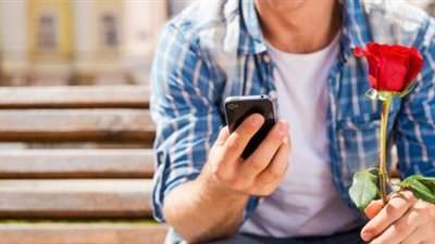 6 تصرفات تفضح الرجل المعجب