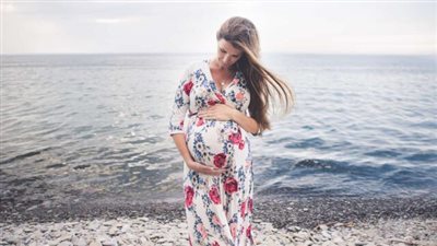 طبيب يقدم 6 نصائح للحامل قبل السفر للمصيف