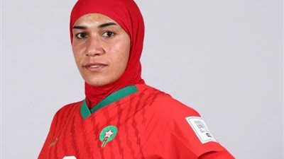 نهيلة بنزينة أول لاعبة كرة قدم محجبة في مونديال كأس العالم للسيدات