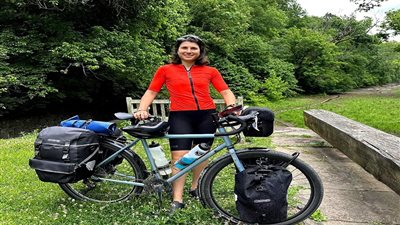 ياسمين إدريس أول سعودية وعربية تدور حول آيسلندا بالدراجة 1400 كم