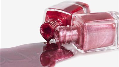 4 وصفات سحرية لإزالة المانيكير من قطع الملابس بسهولة