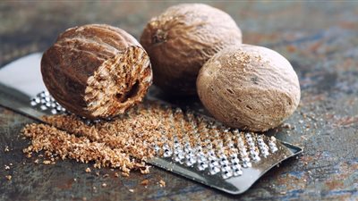 5 فوائد مذهلة لجوزة الطيب غير الطبخ.. وطرق استخدامه مسكن للألم ومنظف للبشرة