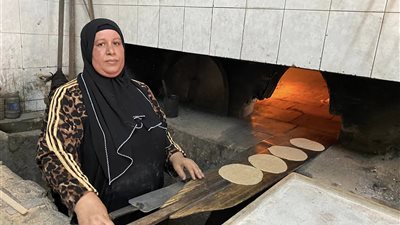 الحاجة زغلولة| أقدم فرانة في بورسعيد «واقفة قدام الفرن من 30 سنة»