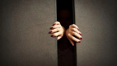 15 نصيحة لو الكهربا قطعت وانتي في الأسانسير