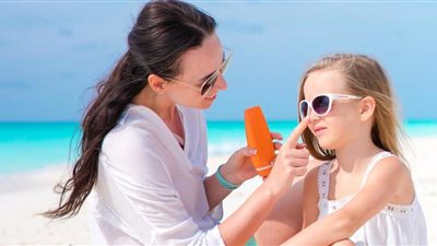 4 بدائل طبيعية لكريم واقي الشمس لحماية بشرة أطفالك في موجة الحر