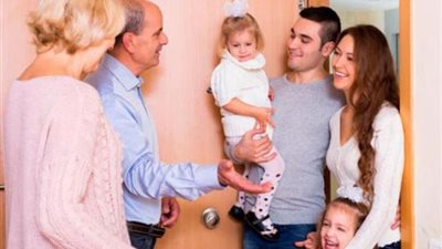 هل يجوز للرجل أن يحرم زوجته من زيارة أهلها؟ دار الإفتاء تُجيب