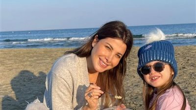 لقطة عفوية بين نانسي عجرم وابنتها تثير إعجاب الجمهور (فيديو)