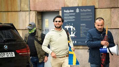 رجلان يحرقان القرآن الكريم أمام البرلمان السويدي.. في انتهاك جديد  