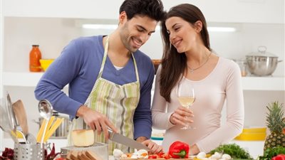 3 خطوات سحرية تجعل زوجك يشاركك الأعمال المنزلية