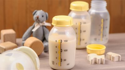 دراسة: لبن الأم يقلل خطر الإصابة بالشلل الدماغي للأطفال الرضع