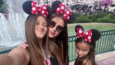 أول ظهور للإعلامية رضوى الشربيني في باريس بعد أزمة «الراجل والخروف» (صور)