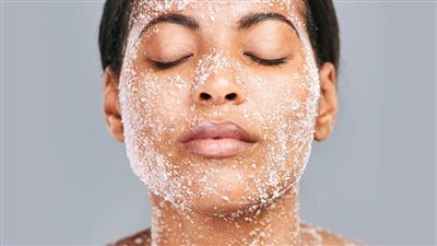 مقشرات منزلية بمواد طبيعية تعالج بشرتك من آثار التعرض للشمس