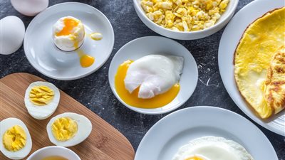 تفسير حلم أكل البيض في المنام للعزباء والمتزوجة والحامل والمطلقة