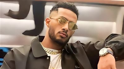 محجبة تحتضن محمد رمضان وتشعل الجدل على السوشيال ميديا (فيديو)