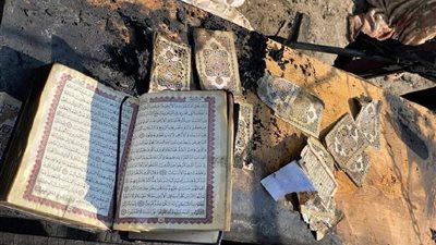 فنانة دنماركية تمزق المصحف الشريف وتتعرى فوقه