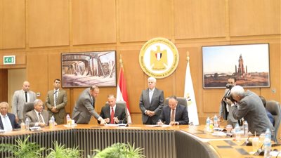 تفاصيل توقيع بروتوكول تصنيع أول سيارة كهربائية مصرية محلية الصنع 