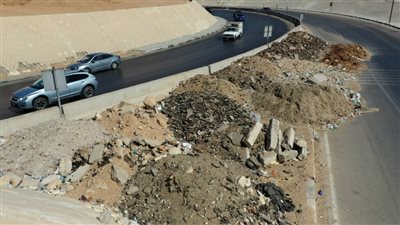 وزير النقل يتوعد من يلقي المخلفات على الطريق الدائري: «سبب الحوادث» (فيديو)