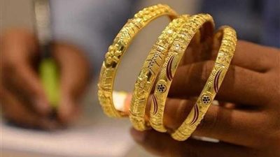 تفسير حلم الميت يحمل الذهب ويعطيني منه في المنام للعزباء والمتزوجة