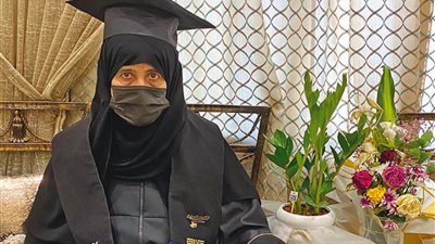العمر مجرد رقم.. سلوى العماني تحصل على بكالوريوس الآداب بعمر 70 عامًا