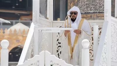 وعكة صحية تمنع المعيقلي إمام المسجد الحرام من إكمال الصلاة والسديس يتدخل (فيديو)