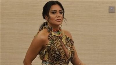 فستان رانيا يوسف في عرض أزياء مايكل سيكنو يشعل الجدل «سعره خرافي» (صور) 