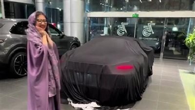فتاة سعودية تهدي صديقتها سيارة بـ100 ألف دولار «رد فعل غير متوقع»