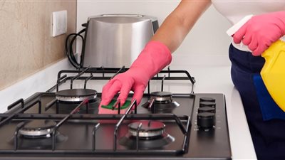 كيف تتخلصين من تراكم الدهون على البوتاجاز بسهولة؟