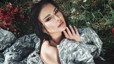 ماغي بو غصن تبهر الجمهور بظهر مكشوف في أحدث ظهور (صور)