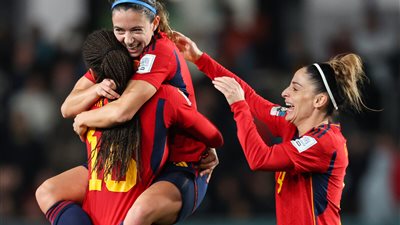 لاعبة إسبانيا «تبوس» قدم زميلتها احتفالا بالصعود إلى نهائي كأس العالم للسيدات (صور) 