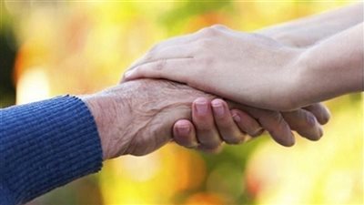 هل يجوز للرجل أن يجبر زوجته على قطع رحمها؟ الإفتاء تُجيب