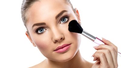  6 خطوات للحصول على مكياج ثابت في فصل الصيف 