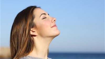 3 تمارين تنفس بسيطة للتخلص من التوتر والقلق «من بطنك»