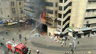 تفاصيل حريق العتبة: النار اندلعت بمحل عطور شهير وسحابة سوداء تغطي المنطقة (صور)