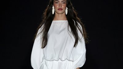 البناطيل البيضاء تتصدر موضة ملابس خريف 2023 (صور)