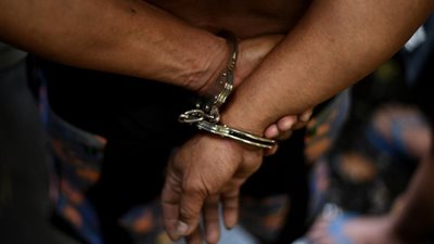 أزمة مالية تدفع عامل لقتل ابنه وإصابة زوجته في مشاجرة بالوراق