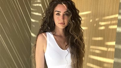 هنا الزاهد بإطلالة جذابة بالميني جيب في أحدث ظهور لها (صور)